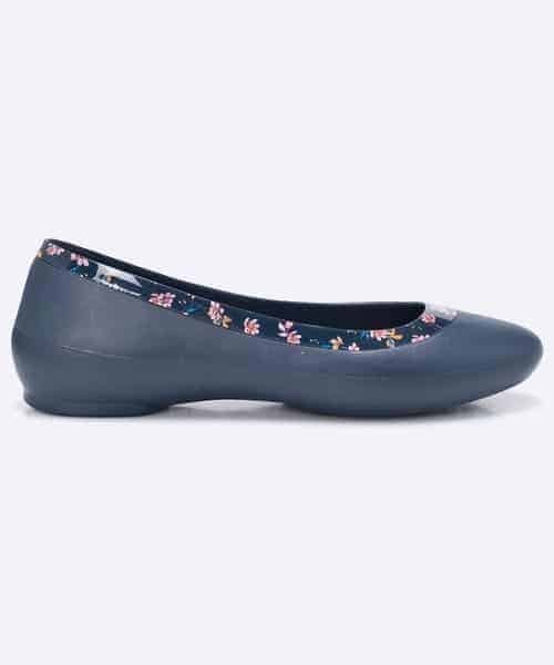 1432660_crocs-baleriny-204855-navy-floral-min