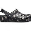 crocs-sabots-classic-seasonal-graphic-clog-blackgold-femme_1-min