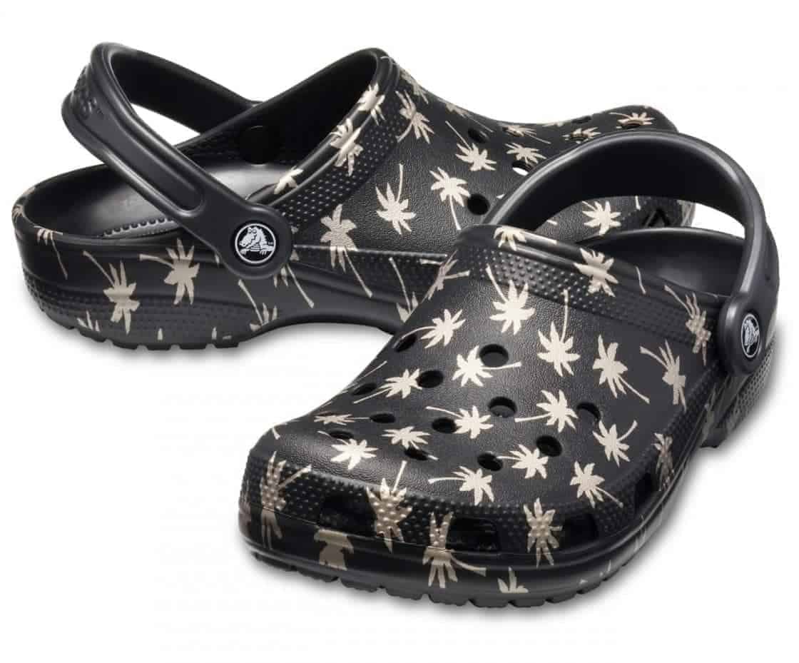 crocs-sabots-classic-seasonal-graphic-clog-blackgold-femme_2-min
