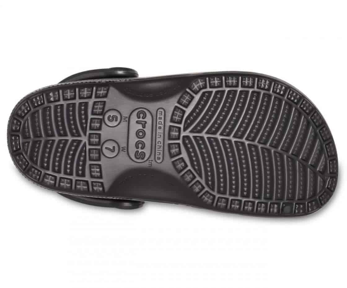 crocs-sabots-classic-seasonal-graphic-clog-blackgold-femme_4-min